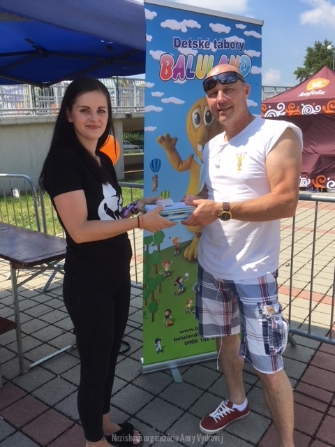 Odovzdanie knižiek na detskom festivale v Bratislave